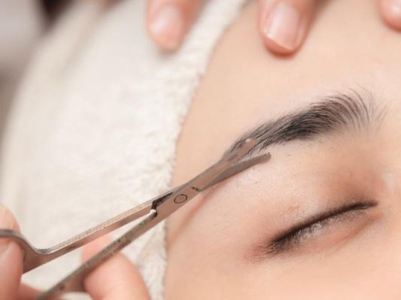 Sử dụng phương pháp chăm sóc tỉa vào cạo chân mày 