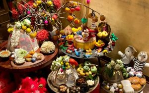 Thành phần mâm cỗ gồm ngũ quả, bánh Trung Thu, bánh kẹo và đèn lồng