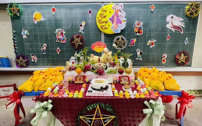 Trang trí Trung Thu cho lớp học giúp không gian học tập thêm sinh động
