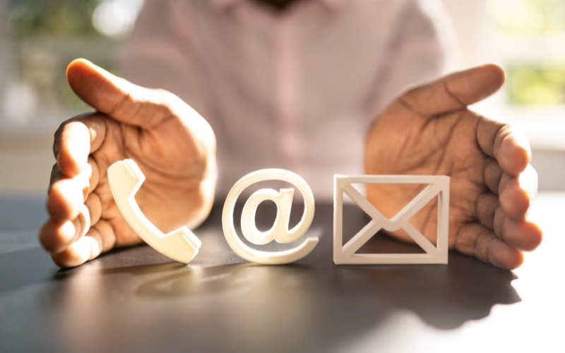 Trong giao tiếp, contact thường được dùng khi lưu số điện thoại, email hoặc gửi tin nhắn