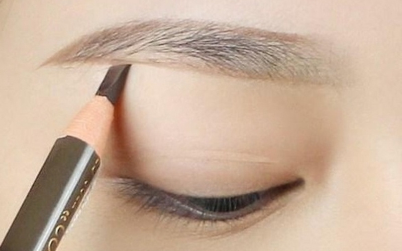 Vẽ chân mày là phương pháp tạm thời giúp che khuyết điểm và khắc phục lông mày xấu