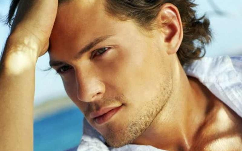 Xương lông mày nhô cao biểu thị năng lượng mạnh mẽ, quyết đoán và khả năng lãnh đạo