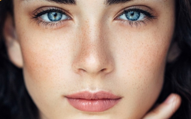 Nữ giới có dạng xương chân mày cao thường thu hút người mạnh mẽ, tham vọng