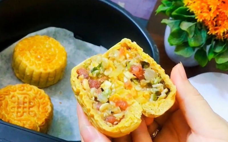 Bánh thập cẩm: Cách làm bánh trung thu bằng nồi chiên không dầu
