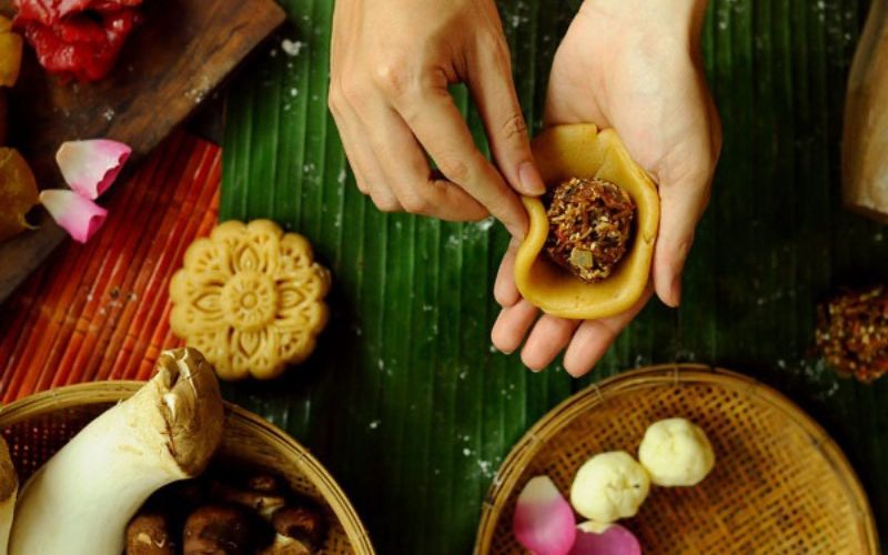 Chuẩn bị nhân bánh để bắt đầu tạo hình