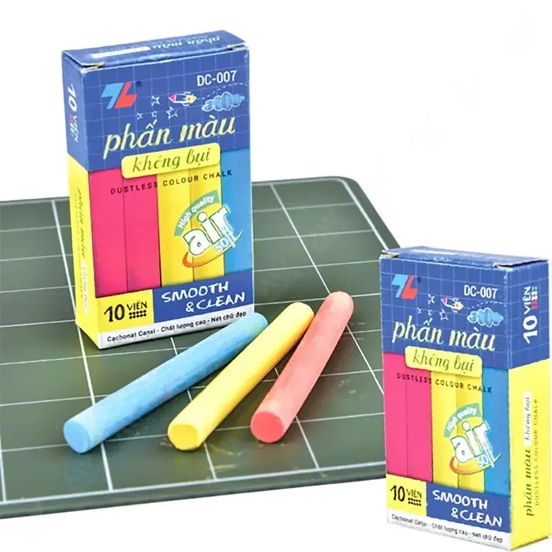 Chuẩn bị phấn màu để vẽ bảng