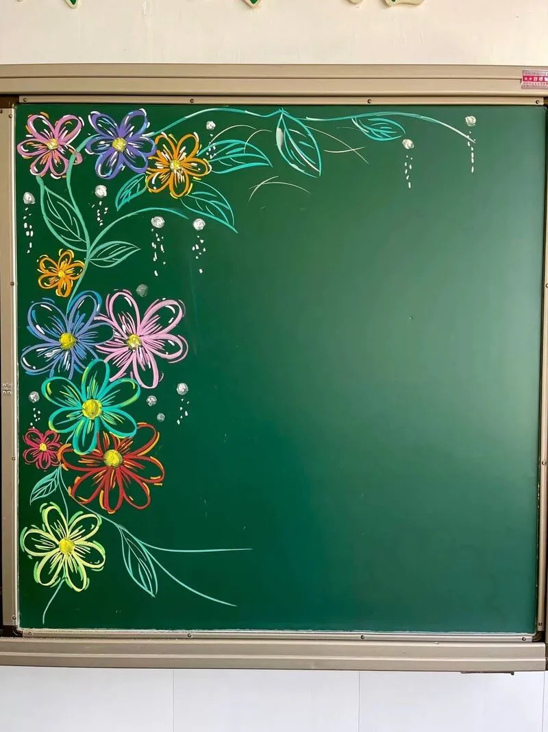 Hoa trang trí ở viền bảng