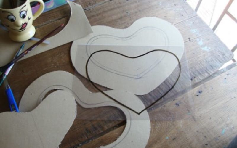 Làm đèn trung thu bằng bìa carton hình trái tim 