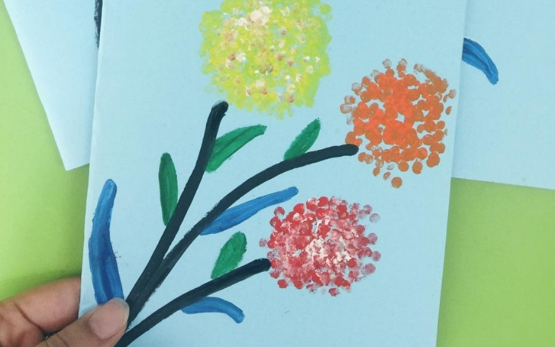 Làm thiệp hoa cẩm tú cầu bằng tăm bông là cách đơn giản để các bé bắt đầu