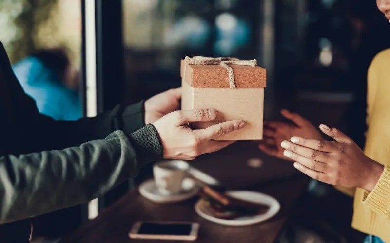 Tặng quà 20/10 cho nhân viên nữ sẽ giúp gắn kết tình cảm đồng nghiệp