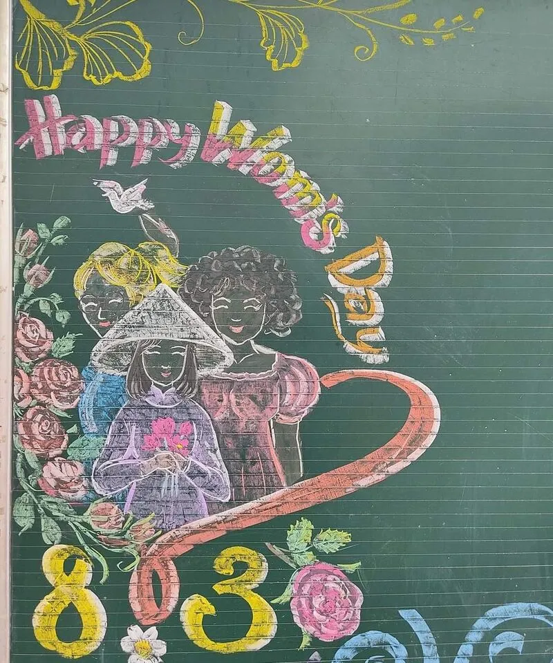 Vẽ bảng 20/10 nhiều màu phấn