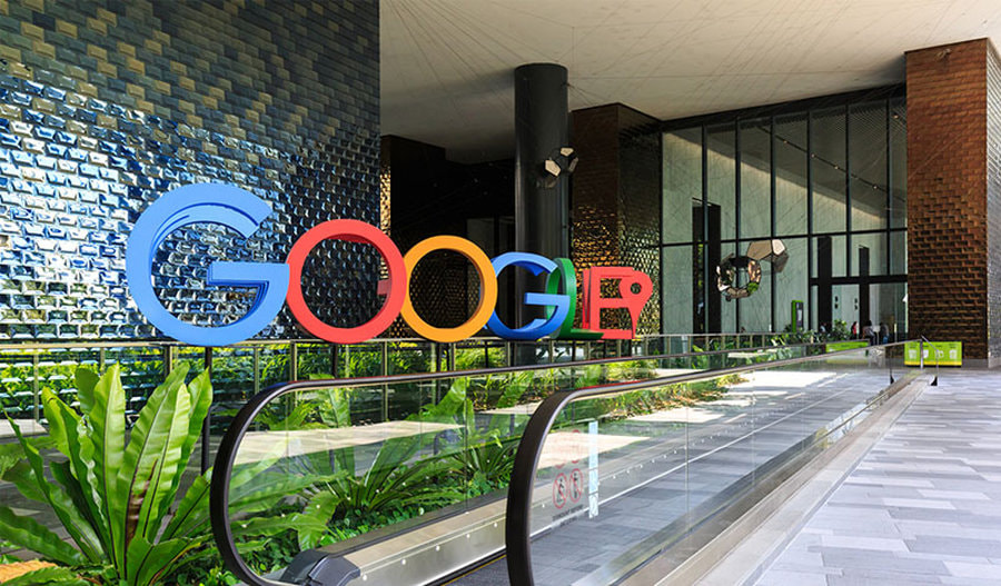 Không gian sảnh văn phòng dược tô điểm với điểm nhấn logo Google đầy ấn tượng