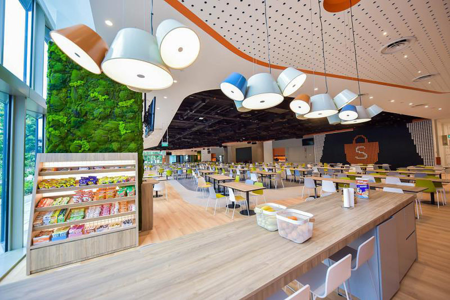 Quầy pantry được thiết kế với chất liệu gỗ chủ đạo toát lên vẻ ấm cúng, gần gũi