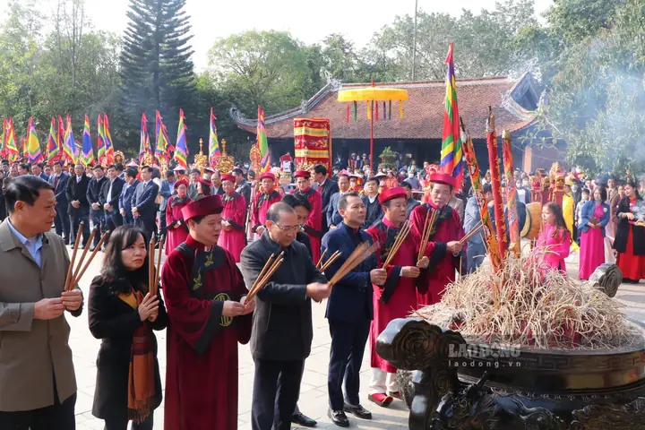 Cúng Lễ Đền Mẫu Hạ Hòa