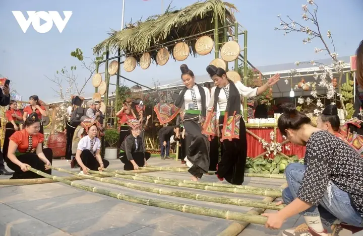 Cúng Lễ Ở Hội Hoa Ban